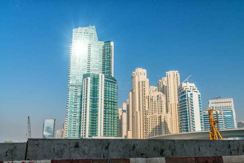 DUBAI - 5. DEZEMBER 2016: Straßenansicht von Dubai-Jachthafenskylinen an lizenzfreies stockfoto DUBAI - 5. DEZEMBER 2016: Straßenansicht von Dubai-Jachthafenskylinen an lizenzfreies stockfoto