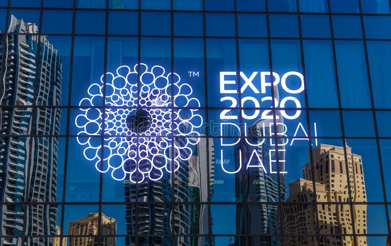 DUBAI, EAU - 27 de agosto: arranha-céus em reflexão sobre o vidro azul Sinal de Expo 2020 de Dubai