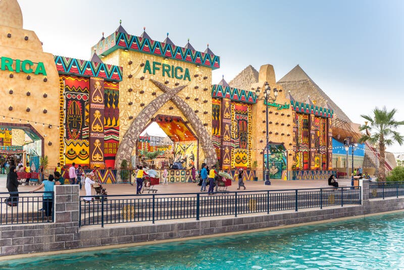 Dubai, Emirados Árabes Unidos - 18 de março de 2018: O Pavilhão da Aldeia Mundial África, o parque de festivais multiculturais e fotografia de stock Dubai, Emirados Árabes Unidos - 18 de março de 2018: O Pavilhão da Aldeia Mundial África, o parque de festivais multiculturais e fotografia de stock