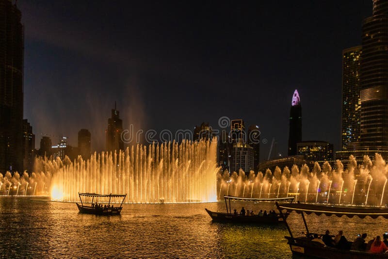 Dubai-gardinen i Dubai Mall, världens största koloniserade grundarsystem på 30 acre vid Burj Khalifa-sjön fotografering för bildbyråer Dubai-gardinen i Dubai Mall, världens största koloniserade grundarsystem på 30 acre vid Burj Khalifa-sjön fotografering för bildbyråer