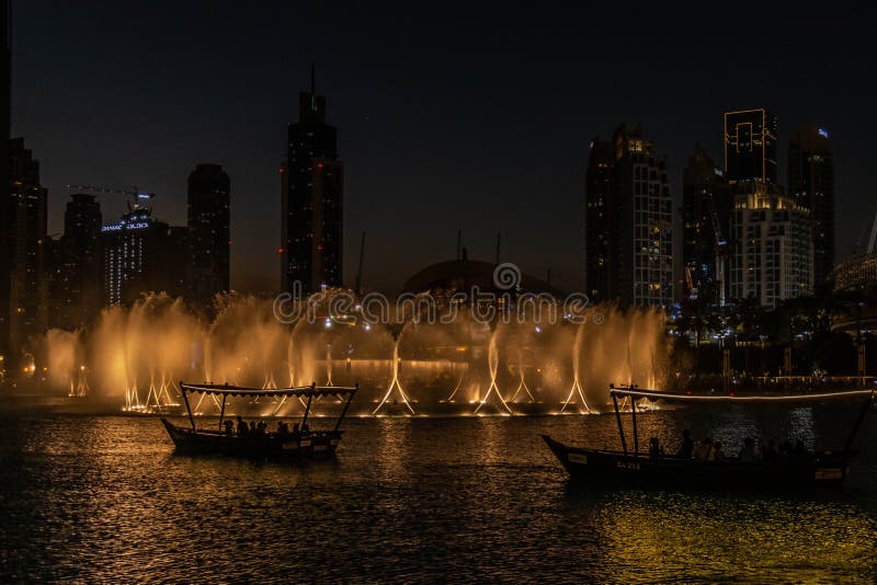Dubai-gardinen i Dubai Mall, världens största koloniserade grundarsystem på 30 acre vid Burj Khalifa-sjön arkivbild Dubai-gardinen i Dubai Mall, världens största koloniserade grundarsystem på 30 acre vid Burj Khalifa-sjön arkivbild