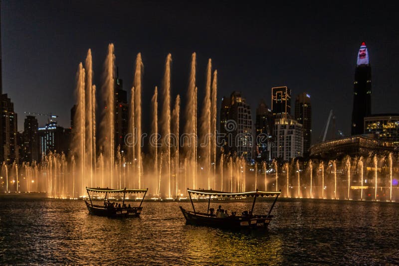 Dubai-gardinen i Dubai Mall, världens största koloniserade grundarsystem på 30 acre vid Burj Khalifa-sjön royaltyfria bilder Dubai-gardinen i Dubai Mall, världens största koloniserade grundarsystem på 30 acre vid Burj Khalifa-sjön royaltyfria bilder