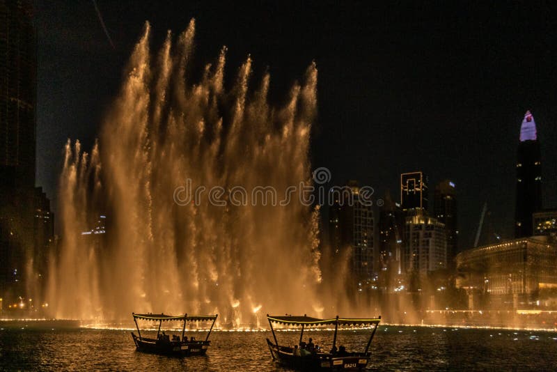 Dubai-gardinen i Dubai Mall, världens största koloniserade grundarsystem på 30 acre vid Burj Khalifa-sjön royaltyfria foton Dubai-gardinen i Dubai Mall, världens största koloniserade grundarsystem på 30 acre vid Burj Khalifa-sjön royaltyfria foton