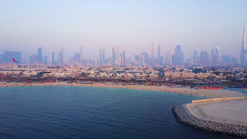 Dubai horisontsikt från kust eller stranden med stadslandskap och skyskrapor med Burj Khalifa bakgrund Fantastisk antenn royaltyfri fotografi Dubai horisontsikt från kust eller stranden med stadslandskap och skyskrapor med Burj Khalifa bakgrund Fantastisk antenn royaltyfri fotografi