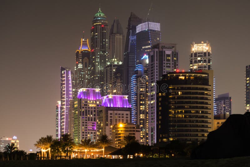 Dubai-Jachthafen bis zum Nacht stockfoto Dubai-Jachthafen bis zum Nacht stockfoto