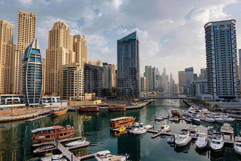 Dubai-Jachthafen mit Booten und Gebäuden lizenzfreies stockfoto Dubai-Jachthafen mit Booten und Gebäuden lizenzfreies stockfoto