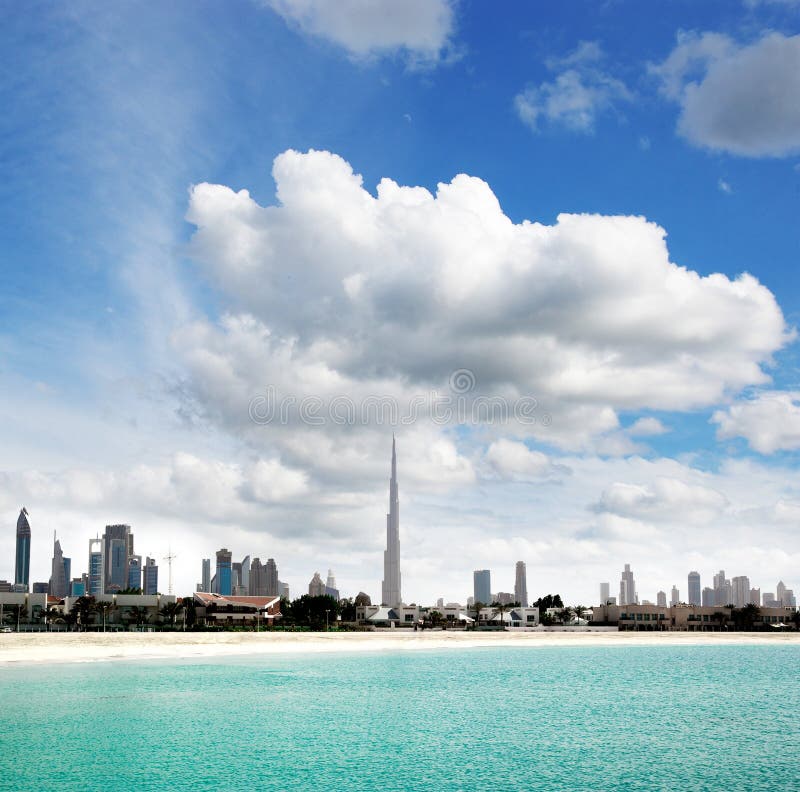 Schöner Strand Und Meer in Dubai Stockfoto Bild von gebäude, mittlere