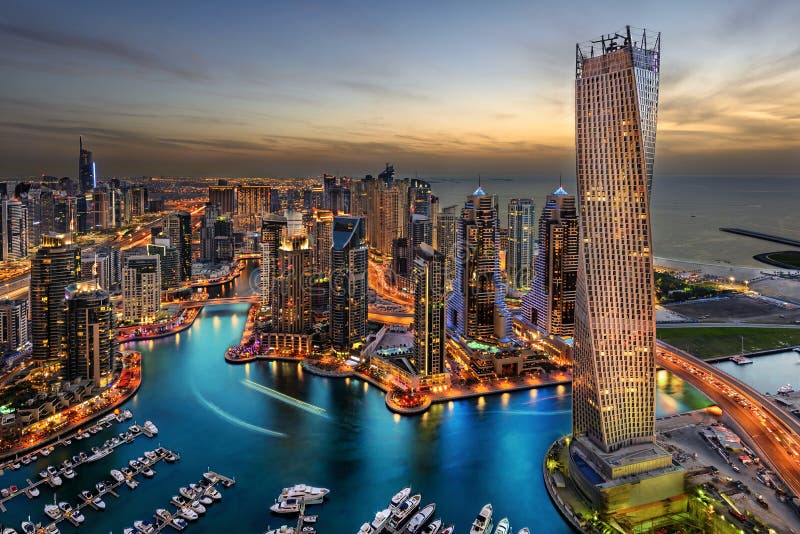 La bellezza di Dubai Marina, una vista panoramica che mostra la città, le barche e il mare.