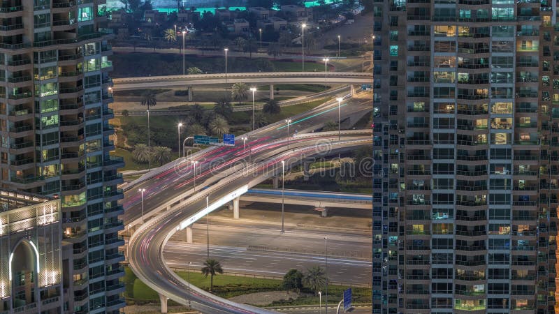 Dubai marina шоссе съезд между небоскребами спагетти соединение воздушный таймлапс ночь стоковое изображение rf