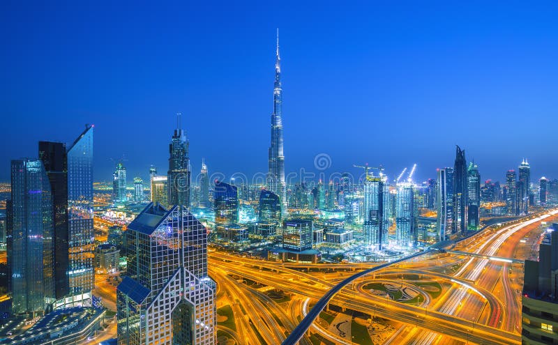 Dubai-Skyline bei Sonnenuntergang mit schönem Stadtzentrum-Licht- und Sheikh Zayed-Straßenverkehr, Dubai, Vereinigte Arabische Em