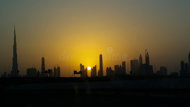 dubai solnedgång Konturhorisontsikt ursnygg solnedgång arkivbilder dubai solnedgång Konturhorisontsikt ursnygg solnedgång arkivbilder