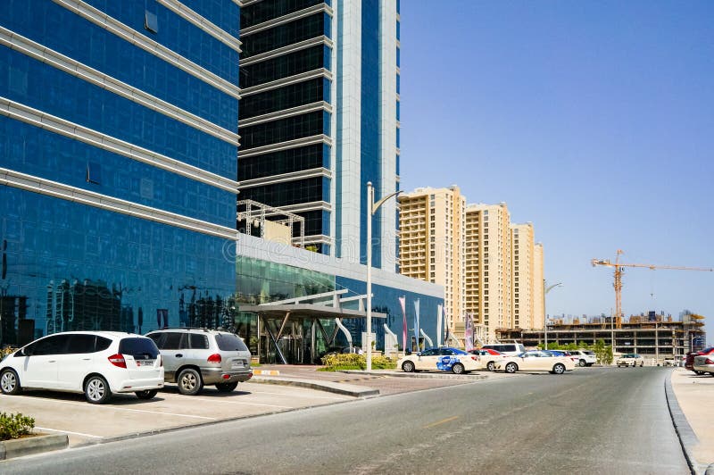 Dubai Sommar 2016 Utveckling av ökenområden, nytt hus i staden av Dubai, nära den nya hotellGhaya tusen dollar arkivbild Dubai Sommar 2016 Utveckling av ökenområden, nytt hus i staden av Dubai, nära den nya hotellGhaya tusen dollar arkivbild