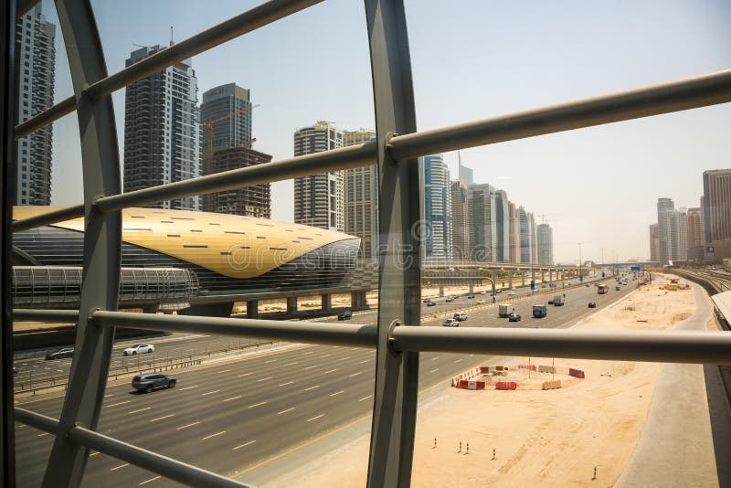 Dubai tunnelbanestation från en korridor Dubai tunnelbanestation från en korridor