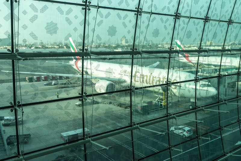 DUBAI, UAE - 25 DE DICIEMBRE DE 2015: visión desde el aeropuerto de Dubai International foto de archivo DUBAI, UAE - 25 DE DICIEMBRE DE 2015: visión desde el aeropuerto de Dubai International foto de archivo
