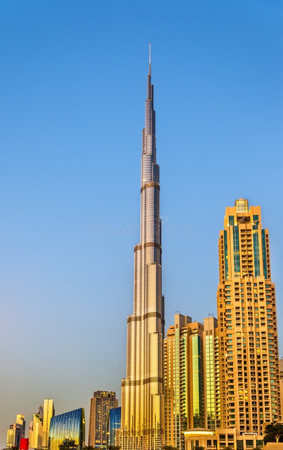 DUBAI, UAE - 31. DEZEMBER: Abendansicht von Turm Burj Khalifa lizenzfreie stockfotos DUBAI, UAE - 31. DEZEMBER: Abendansicht von Turm Burj Khalifa lizenzfreie stockfotos