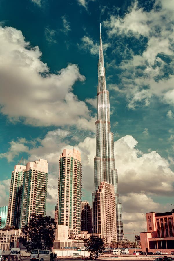 DUBAI, UAE - 8. DEZEMBER 2015: Dubais Burj Khalifa, das höchste Gebäude in der Welt lizenzfreie stockbilder DUBAI, UAE - 8. DEZEMBER 2015: Dubais Burj Khalifa, das höchste Gebäude in der Welt lizenzfreie stockbilder