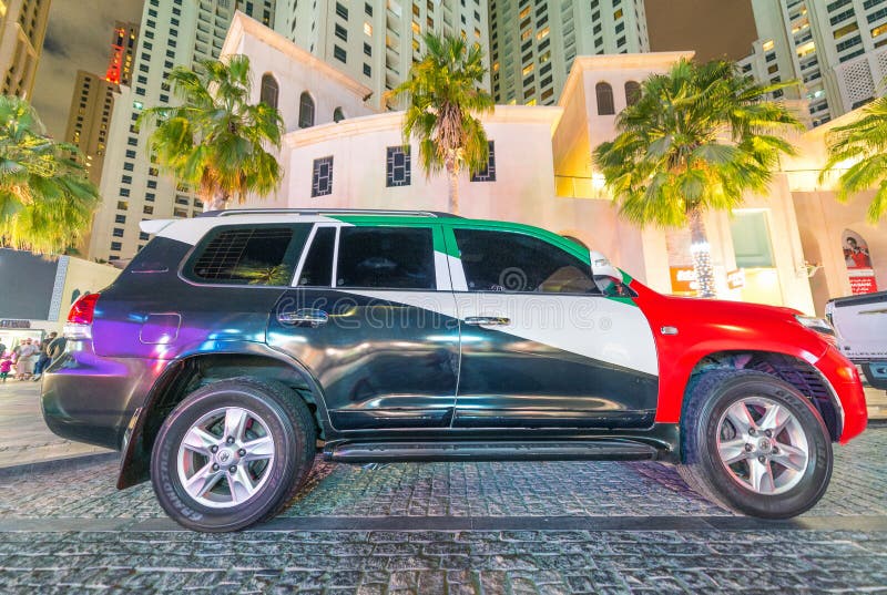 DUBAI, UAE - 10. DEZEMBER 2016: Luxusauto gemalt mit Emiraten stockbilder DUBAI, UAE - 10. DEZEMBER 2016: Luxusauto gemalt mit Emiraten stockbilder