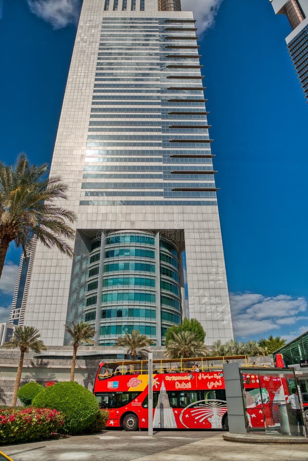 DUBAI, UAE - 10. DEZEMBER 2016: Stadtbesichtigungsbus herein in die Stadt lizenzfreies stockbild DUBAI, UAE - 10. DEZEMBER 2016: Stadtbesichtigungsbus herein in die Stadt lizenzfreies stockbild
