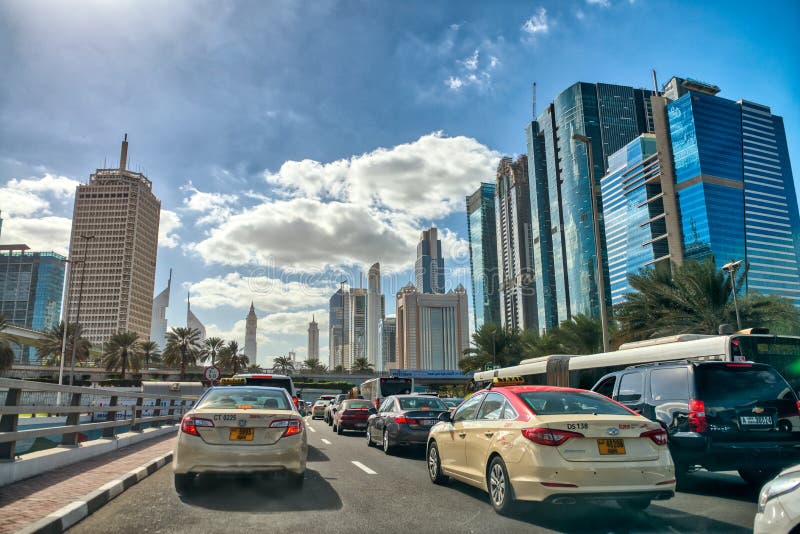 DUBAI, UAE - 10. DEZEMBER 2016: Stadtverkehr mit Taxis in Downt stockfoto DUBAI, UAE - 10. DEZEMBER 2016: Stadtverkehr mit Taxis in Downt stockfoto