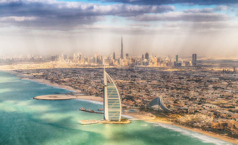 DUBAI, UAE - 10. DEZEMBER 2016: Vogelperspektive von Burj Al Arab und