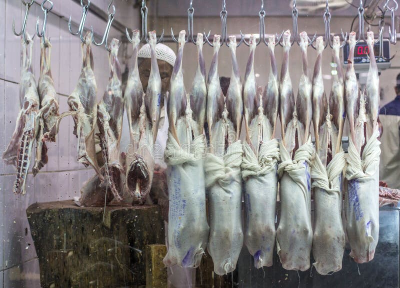 Dubai, UAE - 16. Juli 2016: Hängendes Fleisch des Metzgers zum Fenster lizenzfreie stockfotos Dubai, UAE - 16. Juli 2016: Hängendes Fleisch des Metzgers zum Fenster lizenzfreie stockfotos