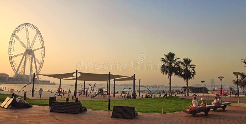 Dubai, UAE - 8. Mai 2018: Dubai-Jachthafenpromenade bei Sonnenuntergang F.E. lizenzfreie stockbilder Dubai, UAE - 8. Mai 2018: Dubai-Jachthafenpromenade bei Sonnenuntergang F.E. lizenzfreie stockbilder