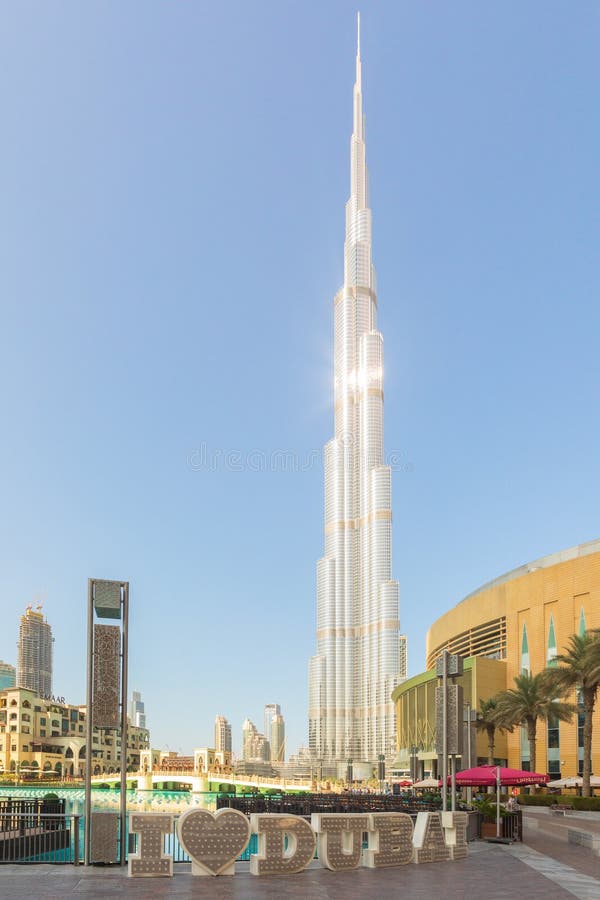 DUBAI UAE - November 09, 2018: Burj Khalifa torn med I-förälskelseDubai text framme royaltyfria bilder DUBAI UAE - November 09, 2018: Burj Khalifa torn med I-förälskelseDubai text framme royaltyfria bilder
