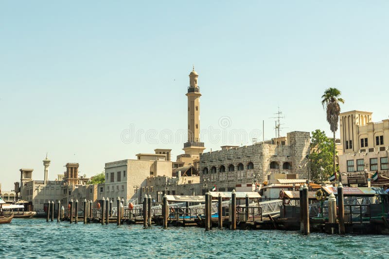 DUBAI, UAE - NOVEMBER 10, 2016: Traditional arabic cargo boats at Dubai creek stock images DUBAI, UAE - NOVEMBER 10, 2016: Traditional arabic cargo boats at Dubai creek stock images