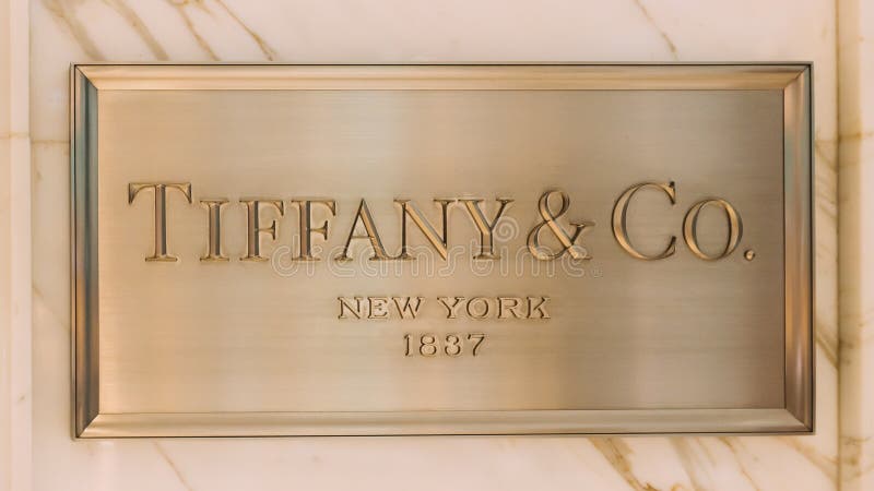 Dubai uae United arab emirates 28 maggio 2021 : la società di gioielli americani di lusso tiffany co è una società di gioielli di fotografia stock