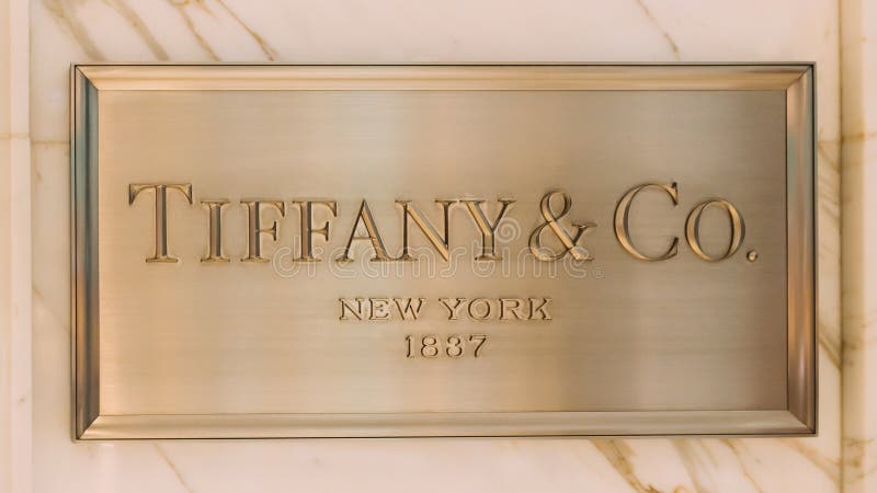 Dubai uae United arab emirates 28 maggio 2021 : la società di gioielli americani di lusso tiffany co è una società di gioielli di immagini stock libere da diritti