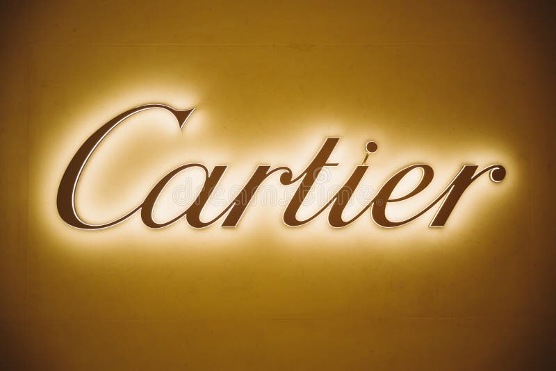Dubai uae United arab emirates 28 maggio 2021 : marchio di gioielleria di cartiera di logotipo dorato presso una parete di negozio immagini stock