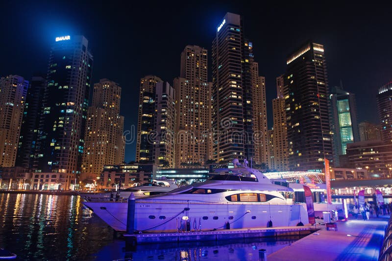 yacht club dubai night