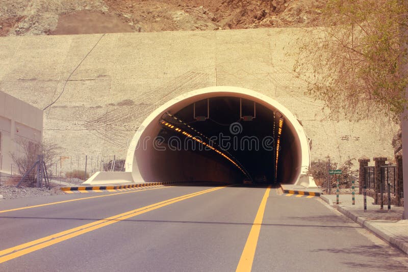 DUBAI-UNITED ARABISCHE EMIRATE AM 21. JUNI 2017 Ein Gebirgstunnel auf Landstraße Kalba - Scharjahs, UAE Flache Schärfentiefe stockfotos DUBAI-UNITED ARABISCHE EMIRATE AM 21. JUNI 2017 Ein Gebirgstunnel auf Landstraße Kalba - Scharjahs, UAE Flache Schärfentiefe stockfotos