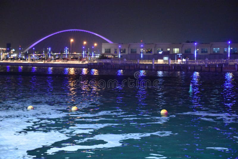 DubaiWasserKanal in Den UAE Redaktionelles Stockbild Bild von