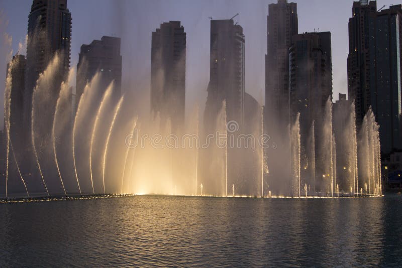 Dubaj fontanna przy półmrokiem zdjęcie royalty free Dubaj fontanna przy półmrokiem zdjęcie royalty free