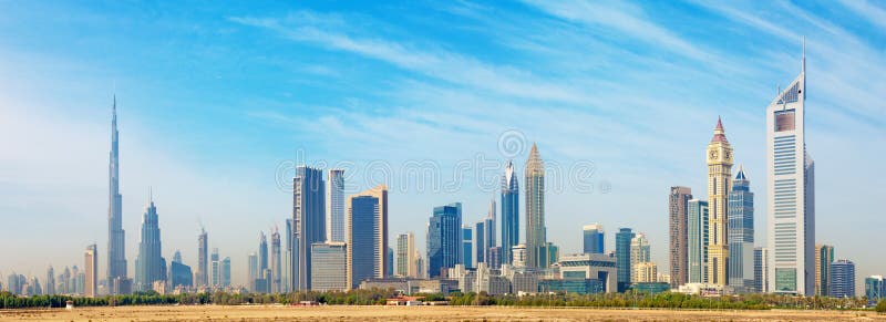 Dubaj - linia horyzontu śródmieście z Burj Khalifa i emiraty Góruje