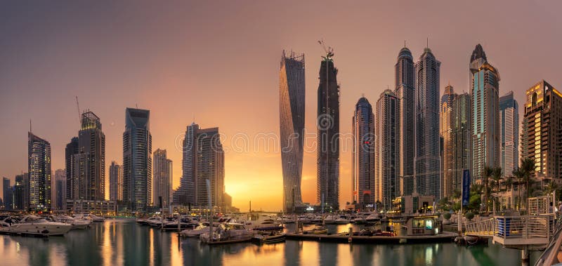 Dubaj marina linii horyzontu Panoramiczny widok z Złotym zmierzchem fotografia royalty free Dubaj marina linii horyzontu Panoramiczny widok z Złotym zmierzchem fotografia royalty free