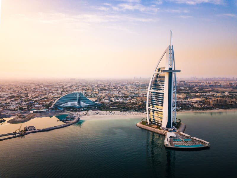 Dubaj nadmorski linia horyzontu i Burj Al Arabski luksusowy hotel przy wschód słońca