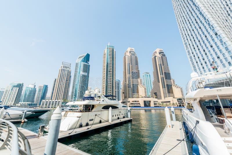 Dubaj, SIERPIEŃ - 9, 2014: Dubaj Marina okręg dalej obraz royalty free Dubaj, SIERPIEŃ - 9, 2014: Dubaj Marina okręg dalej obraz royalty free