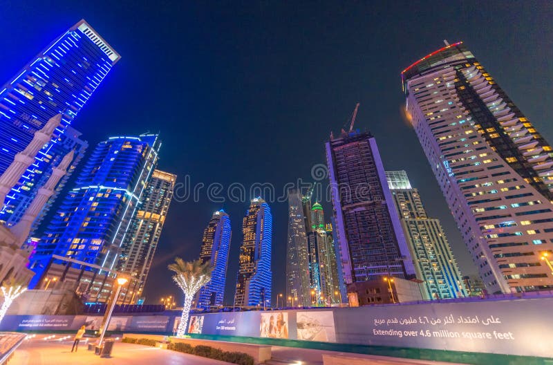 DUBAJ, UAE - PAŹDZIERNIK 9, 2015: Dubaj Marina nocy linia horyzontu Ci zdjęcia stock DUBAJ, UAE - PAŹDZIERNIK 9, 2015: Dubaj Marina nocy linia horyzontu Ci zdjęcia stock