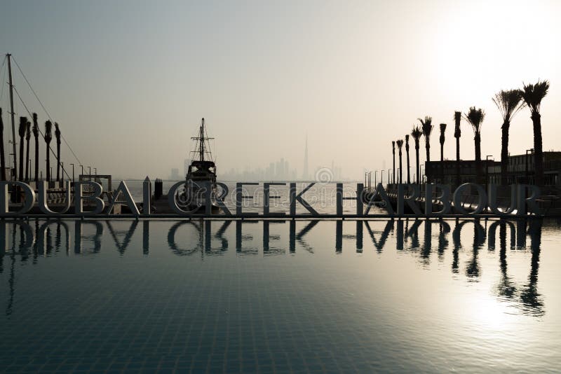 Dubaj, Zjednoczone Emiraty Arabskie, Czerwiec 01, Dubaj zatoczki schronienie, –, 2018, lokalizować w Dubaj kanału wody przodzie B obraz stock Dubaj, Zjednoczone Emiraty Arabskie, Czerwiec 01, Dubaj zatoczki schronienie, –, 2018, lokalizować w Dubaj kanału wody przodzie B obraz stock