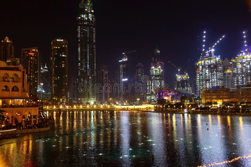 Dubaï, EAU - mai 2019 : Les lumières rougeoyantes sous-marin la piscine de fontaine de danse de système à Dubaï près de Burj Khal photographie stock libre de droits Dubaï, EAU - mai 2019 : Les lumières rougeoyantes sous-marin la piscine de fontaine de danse de système à Dubaï près de Burj Khal photographie stock libre de droits