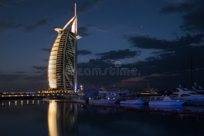 Dubaï, EAU - mars, 03, 2017 : Vue du Burj de luxe Al Arab, l'hôtel le plus exclusif du monde, avec sept étoiles la nuit photographie stock libre de droits Dubaï, EAU - mars, 03, 2017 : Vue du Burj de luxe Al Arab, l'hôtel le plus exclusif du monde, avec sept étoiles la nuit photographie stock libre de droits