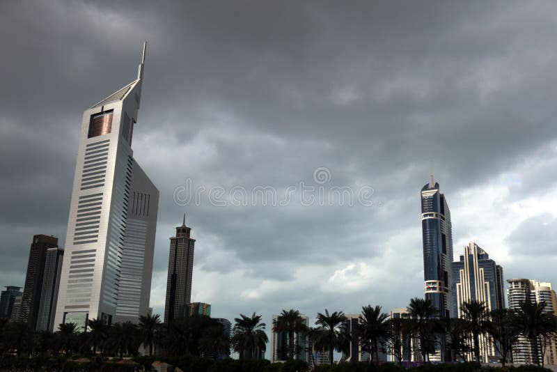 Dubaï, Emirats Arabes Unis 03/15/2019 - vue étonnante des tours d'émirats, gratte-ciel de jumeaux Une vue de Sheikh Zayed Road, r photographie stock Dubaï, Emirats Arabes Unis 03/15/2019 - vue étonnante des tours d'émirats, gratte-ciel de jumeaux Une vue de Sheikh Zayed Road, r photographie stock