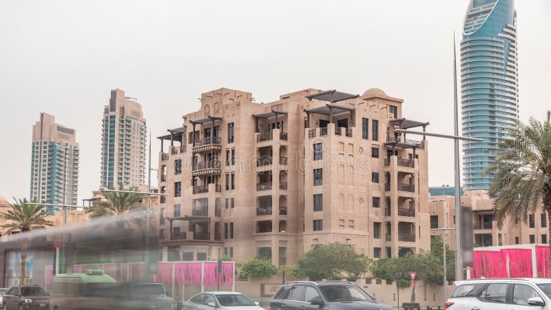 Dubaï vue sur la rue du centre-ville sur le timelapse de la route et les gratte-ciel du centre-ville de Dubaï. Dubaï vue sur la rue du centre-ville sur les timelapse de la route et les gratte-ciel du centre-ville de Dubaï et les immeubles résidentiels à la journée nuageuse