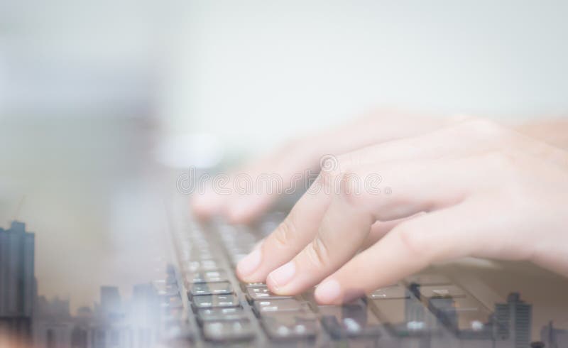 Dubbel exponering av affärskvinnor räcker arbete på tangentborddatoren på träskrivbordet som begrepp arkivfoto Dubbel exponering av affärskvinnor räcker arbete på tangentborddatoren på träskrivbordet som begrepp arkivfoto