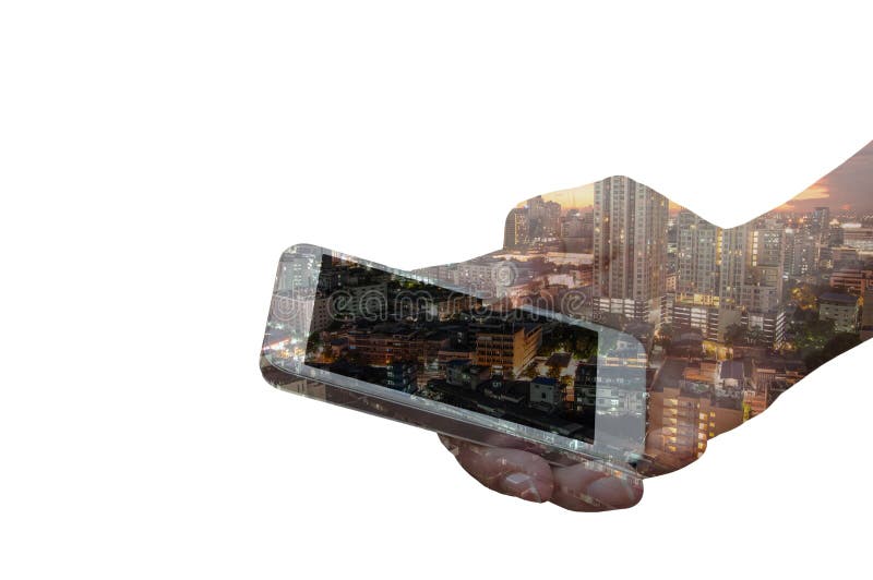 Dubbel exponering av handhållsmartphonen över nattstad arkivfoto Dubbel exponering av handhållsmartphonen över nattstad arkivfoto