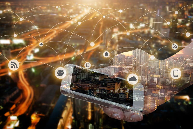 Dubbel exponering av handhållsmartphonen över nattstad arkivfoton Dubbel exponering av handhållsmartphonen över nattstad arkivfoton