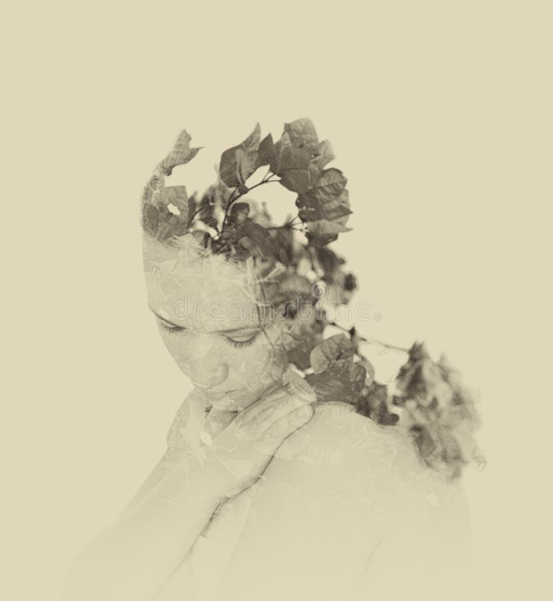 Dubbel exponering av röda blommor i den härliga unga kvinnan svartvit bild, tappningeffekt arkivbilder