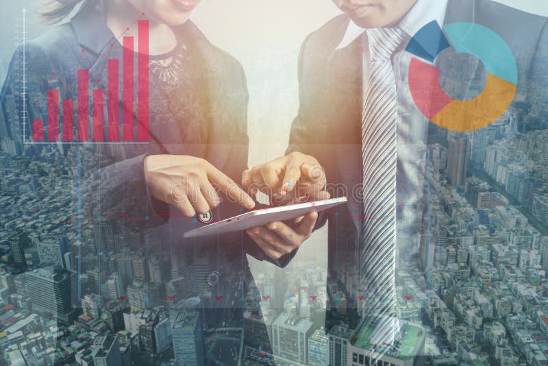 Dubbele blootstelling die van twee commerciële mensen en stad, op tablep kijken en over project van zaken, concept als sociale me stock afbeeldingen Dubbele blootstelling die van twee commerciële mensen en stad, op tablep kijken en over project van zaken, concept als sociale me stock afbeeldingen